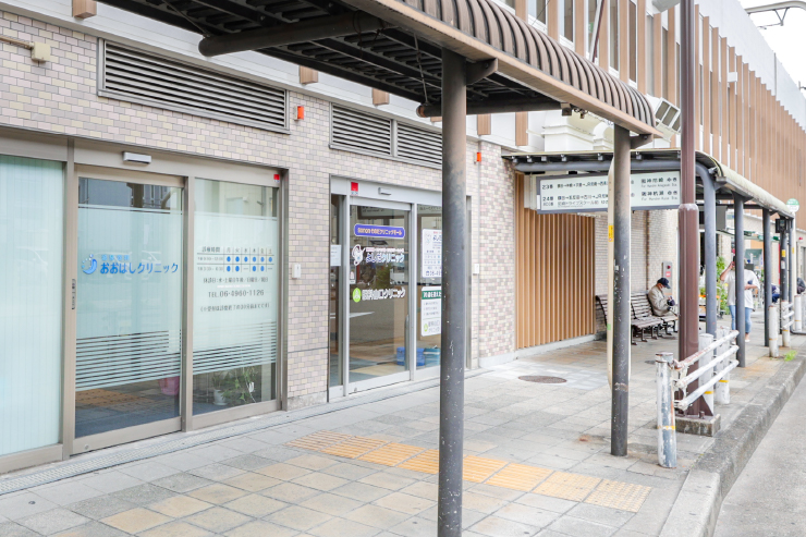 当院は阪神バス「阪急園田駅」バス停の前です